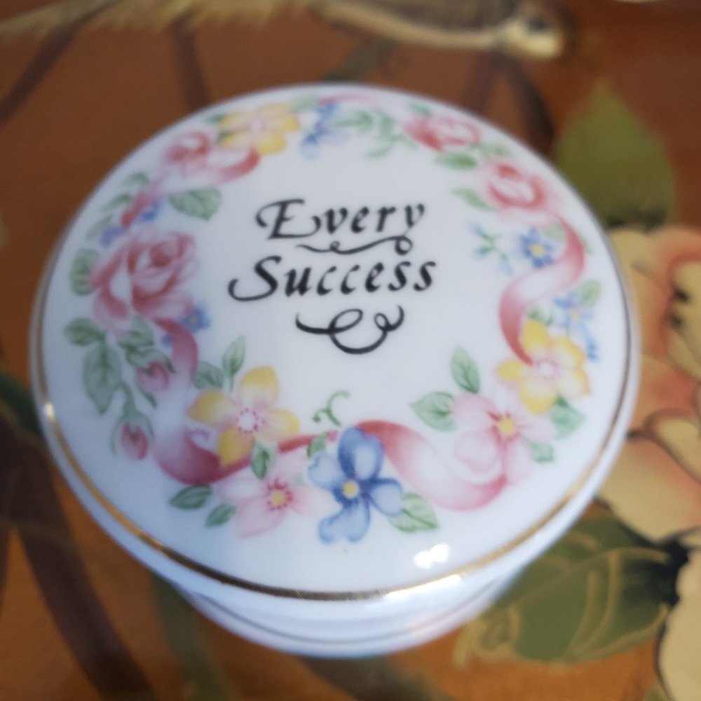 Fine Bone China Objets d' Art - Every Success